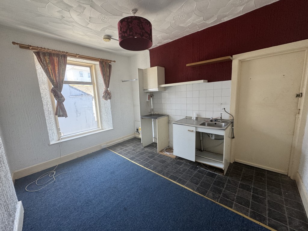 Lot: 173 - MID-TERRACE PROPERTY OVER FOUR FLOORS WITH SEVEN BEDSITS AND TWO SELF-CONTAINED FLATS FOR IMPROVEMENT AND REPAIR - First floor room two